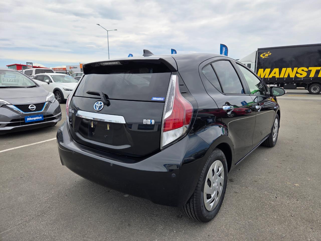 2016 Toyota Aqua FACELIFT MODEL Hatchback PUSH BUTTON START + AUTO LIGHTS + REVERSING CAMERA