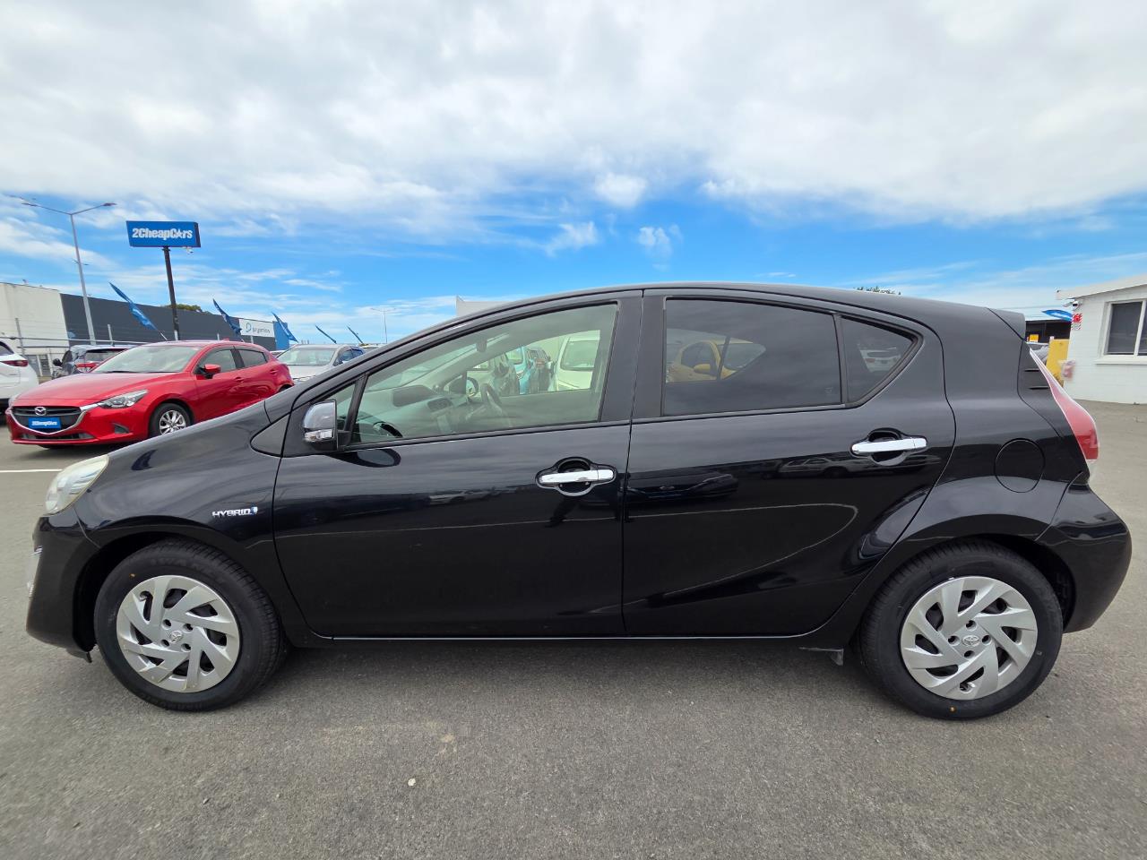 2016 Toyota Aqua FACELIFT MODEL Hatchback PUSH BUTTON START + AUTO LIGHTS + REVERSING CAMERA