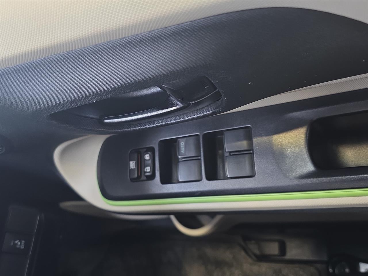 2014 Toyota Aqua G Hatchback SMART KEY + REVERSING CAMERA