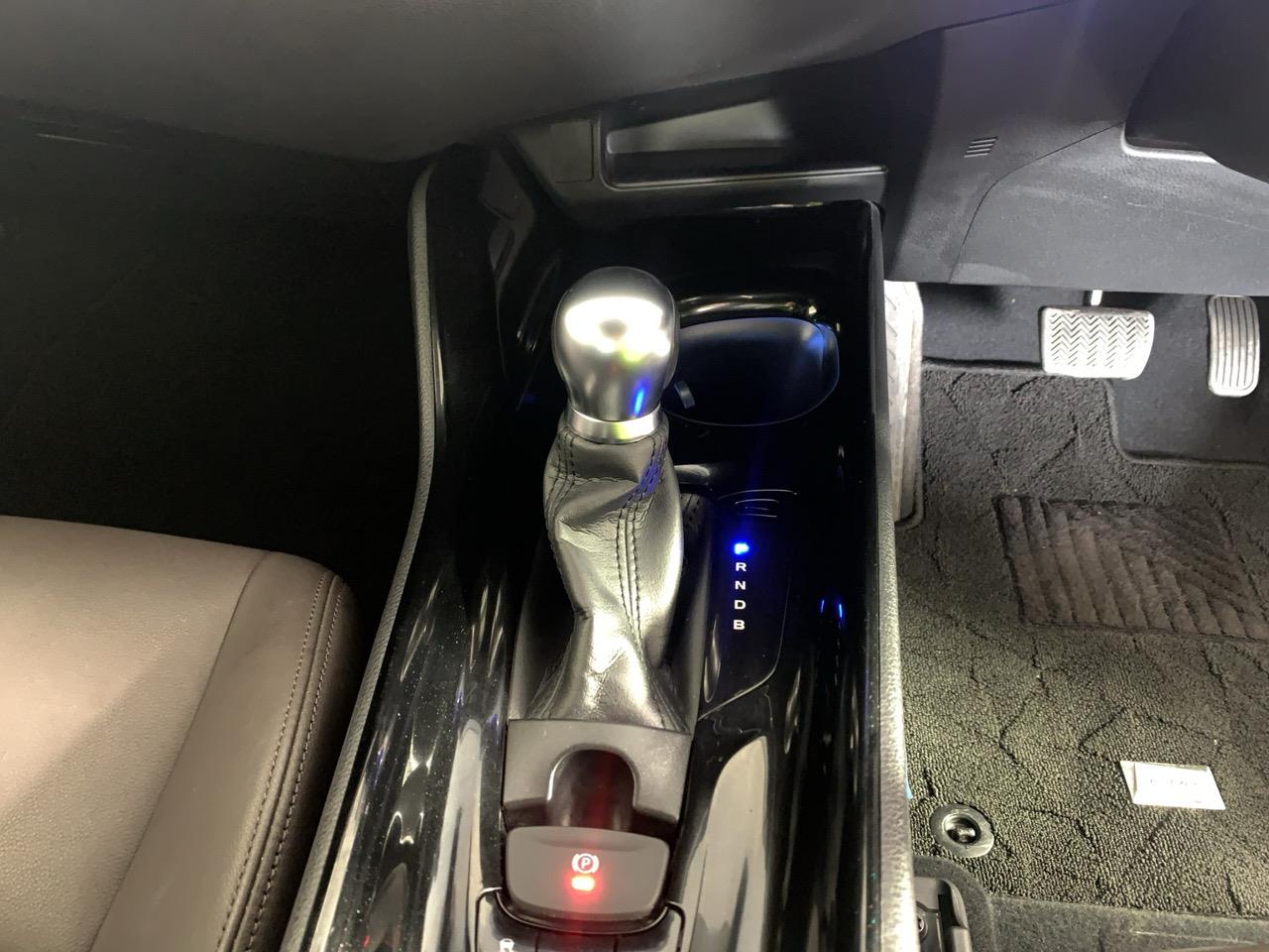 2017 Toyota C-HR HYBRID G LEATHER EDITION RV/SUV HEATED SEATS + CRUISE CONTROL + REVERSING CAMERA