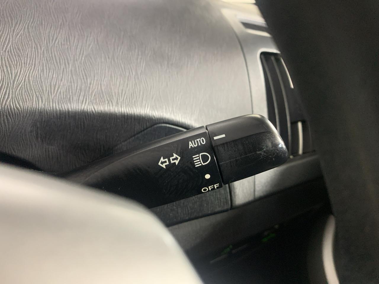 2013 Toyota Prius S Station Wagon LOW KM + AUTO LIGHTS + PUSH START