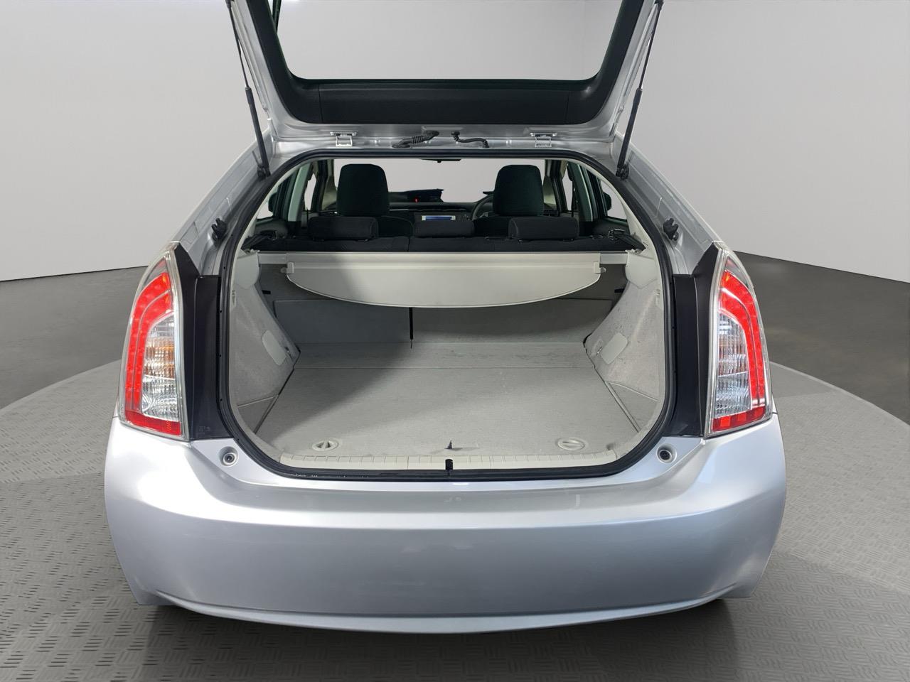 2013 Toyota Prius S Station Wagon LOW KM + AUTO LIGHTS + PUSH START