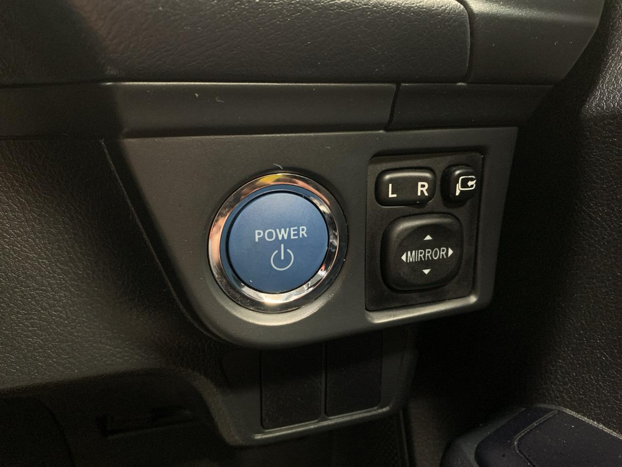 2014 Toyota Corolla Axio Hybrid Sedan LOW KM + REVERSING CAMERA + PUSH BUTTON START