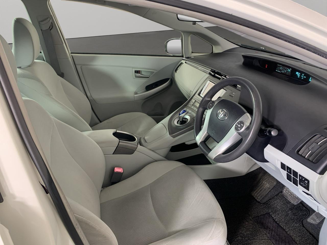 2013 Toyota Prius G Hatchback REVESING CAMERA + PUSH SRART + AUTO LIGHTS