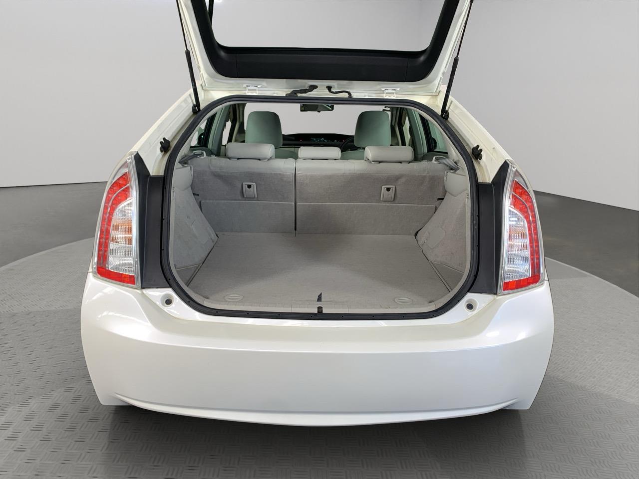 2013 Toyota Prius G Hatchback REVESING CAMERA + PUSH SRART + AUTO LIGHTS