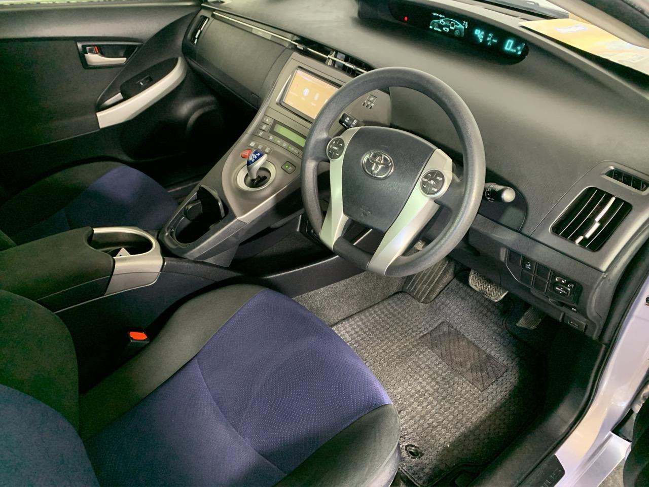 2015 Toyota Prius S Hatchback LOW KMS + PUSH BUTTON START + AUTO LIGHTS 