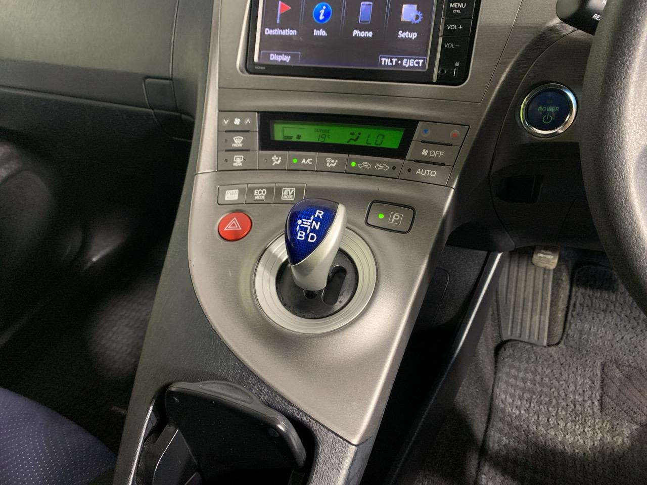 2015 Toyota Prius S Hatchback LOW KMS + PUSH BUTTON START + AUTO LIGHTS 