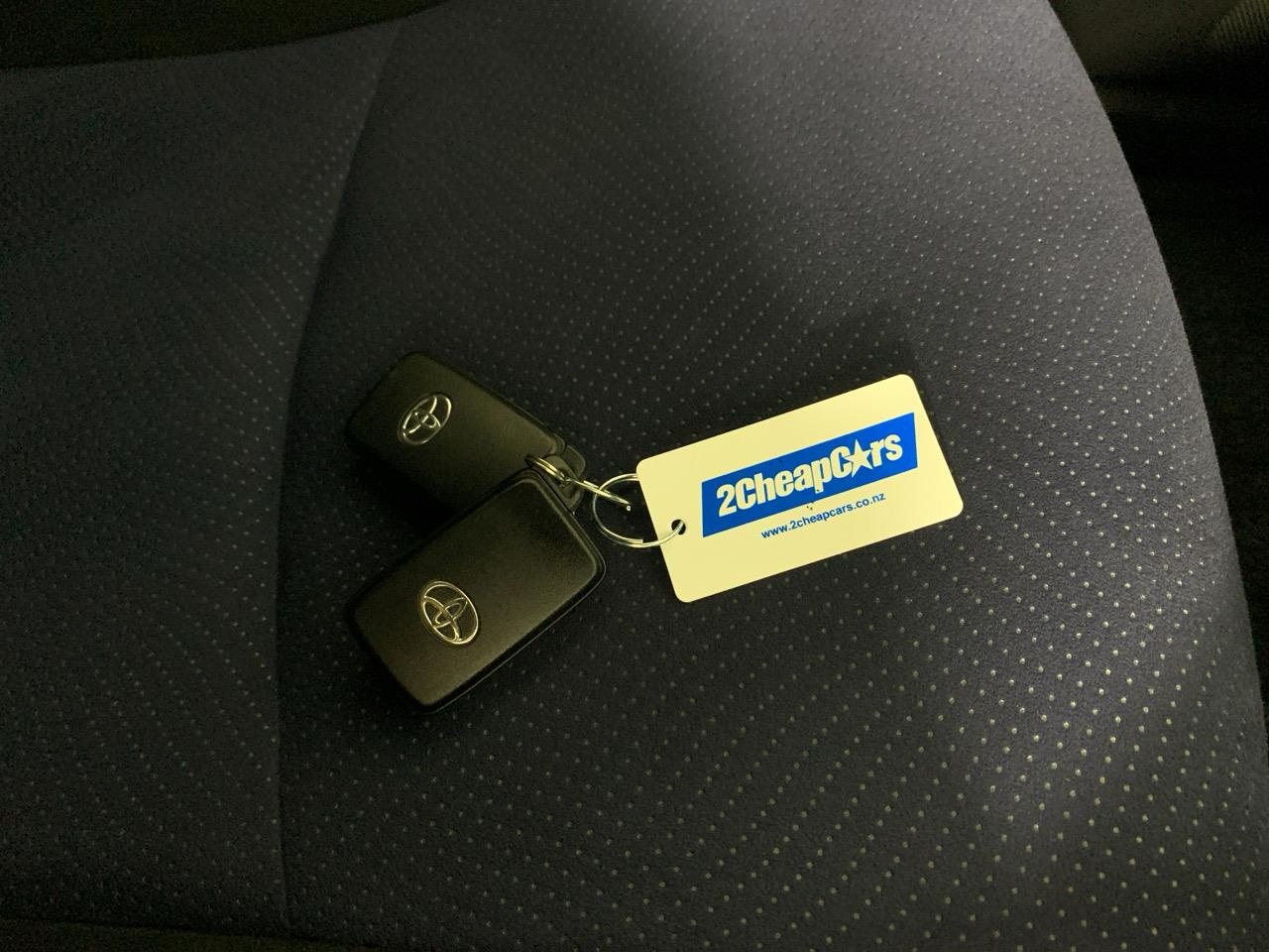 2015 Toyota Prius S Hatchback LOW KMS + PUSH BUTTON START + AUTO LIGHTS 