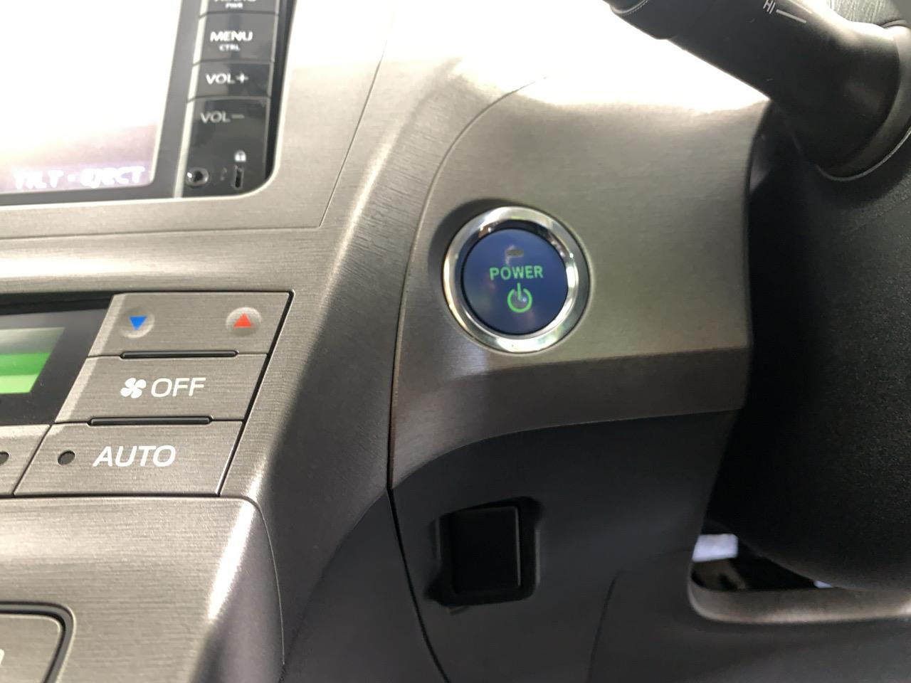 2015 Toyota Prius S Hatchback LOW KMS + PUSH BUTTON START + AUTO LIGHTS 