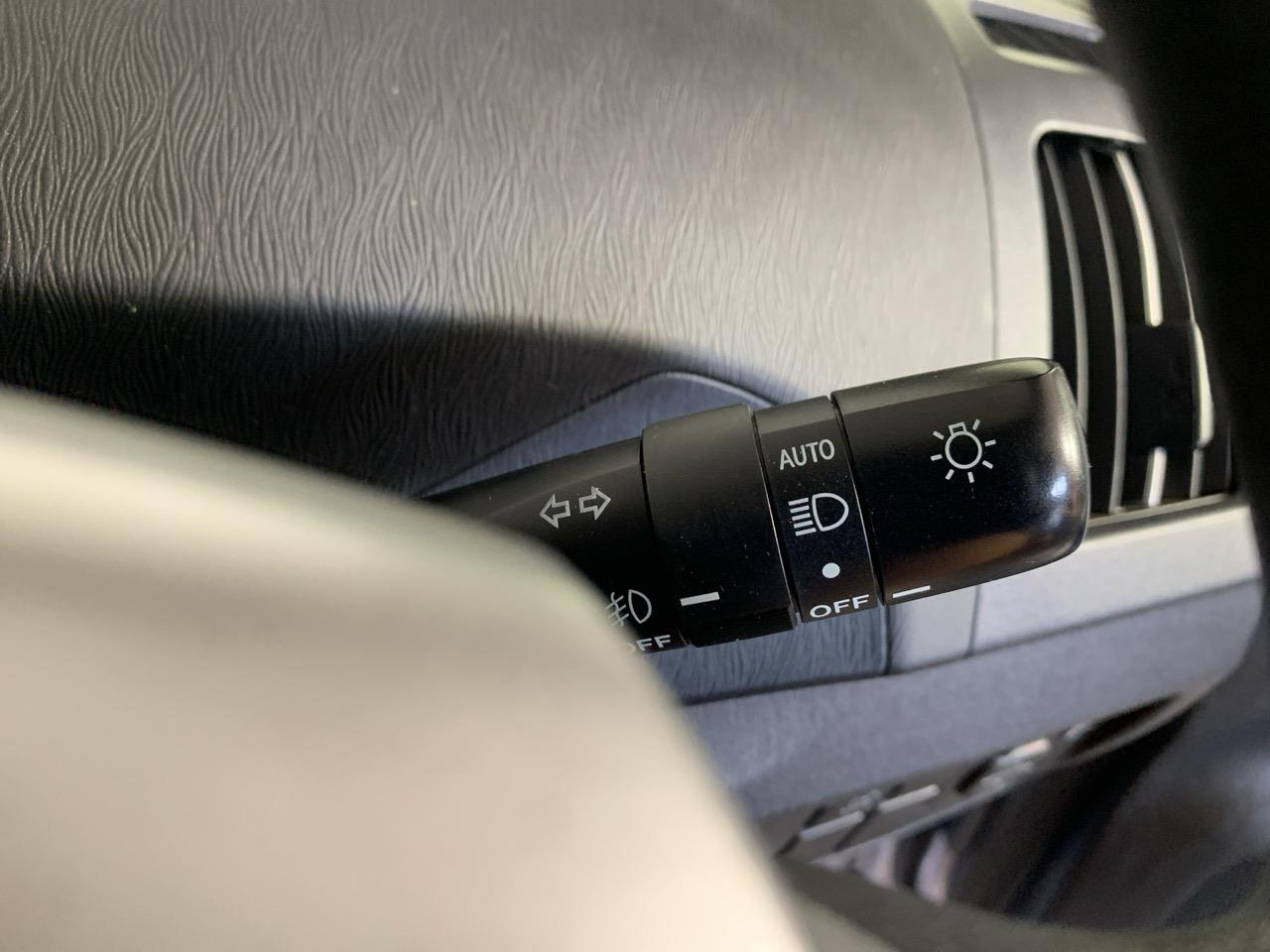 2015 Toyota Prius S Hatchback LOW KMS + PUSH BUTTON START + AUTO LIGHTS 