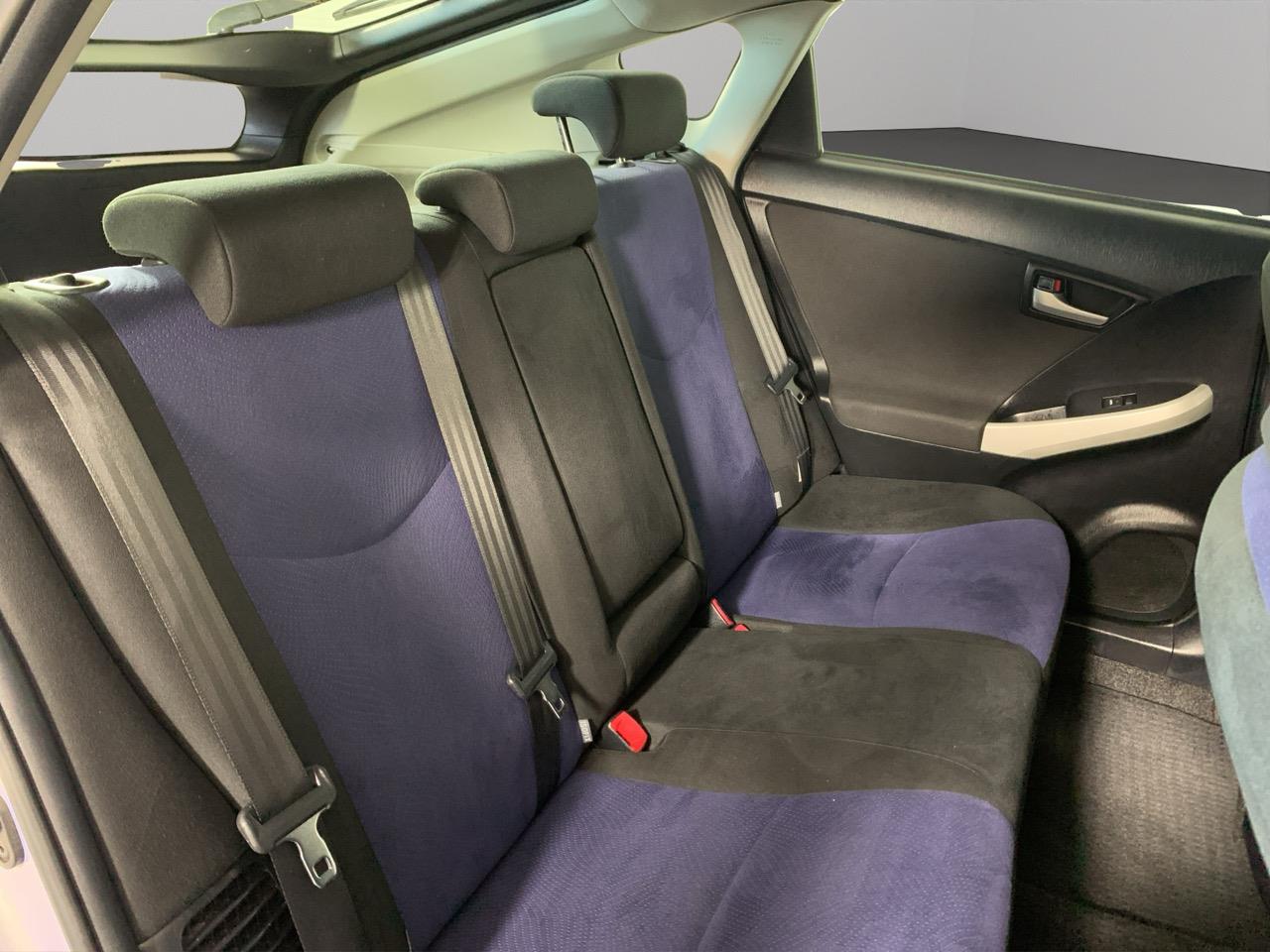 2015 Toyota Prius S Hatchback LOW KMS + PUSH BUTTON START + AUTO LIGHTS 