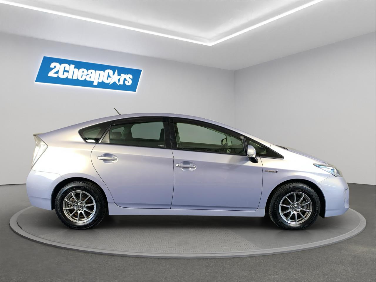 2015 Toyota Prius S Hatchback LOW KMS + PUSH BUTTON START + AUTO LIGHTS 