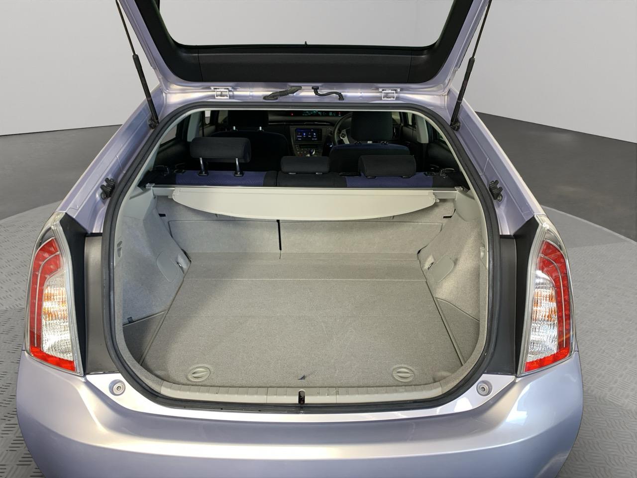 2015 Toyota Prius S Hatchback LOW KMS + PUSH BUTTON START + AUTO LIGHTS 