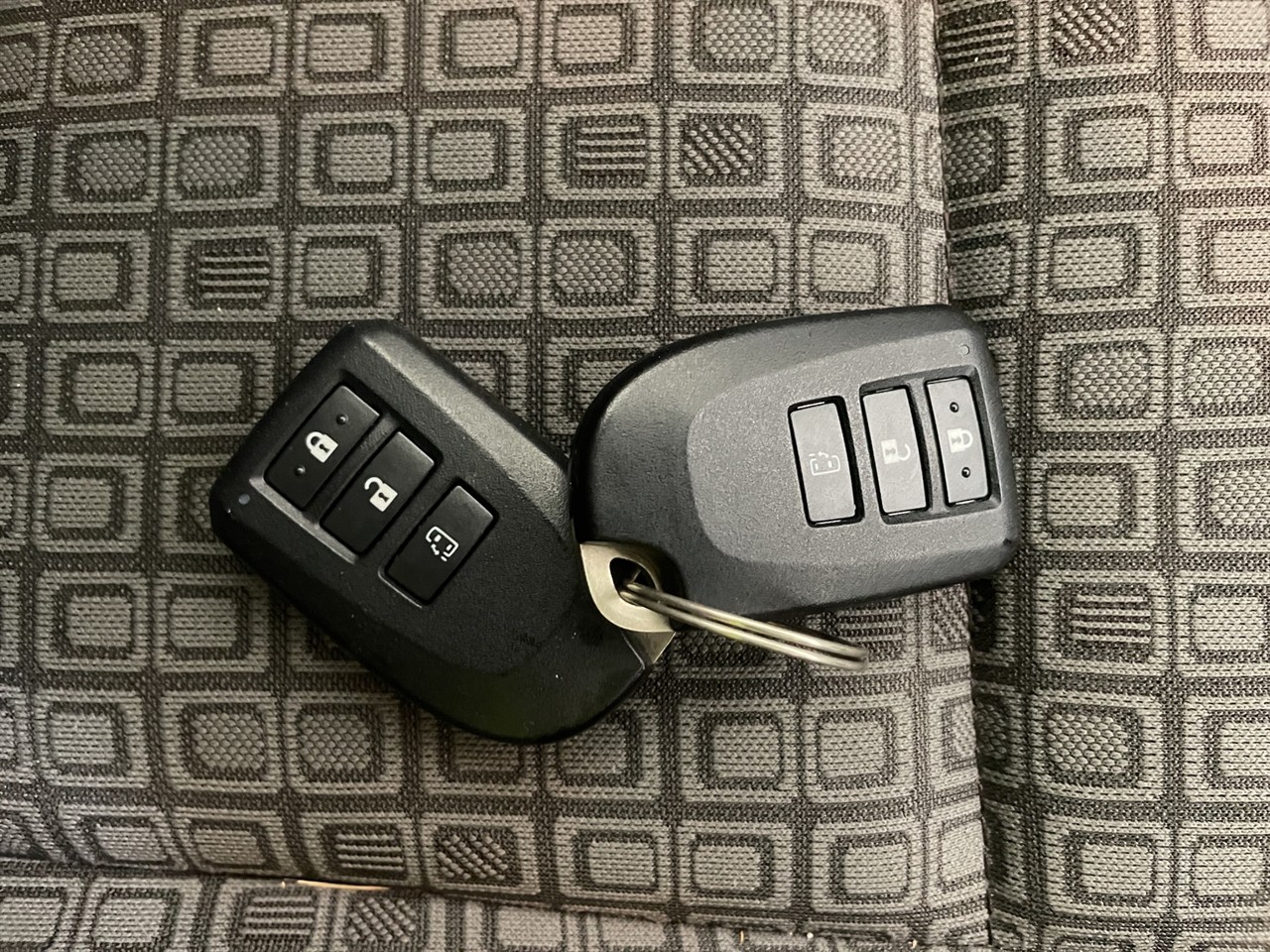 2014 Toyota SPADE X Hatchback POWER SLIDING DOOR + SMART KEY + REVERSING CAMERA