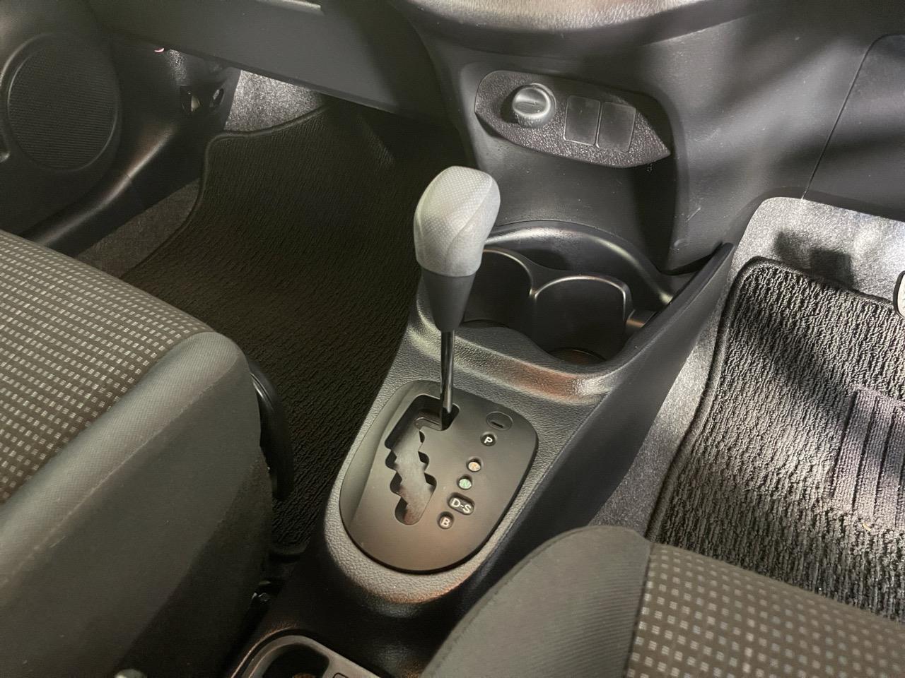 2015 Toyota Vitz Yaris F Hatchback LOW KM + REVERSING CAMERA + PUSH START