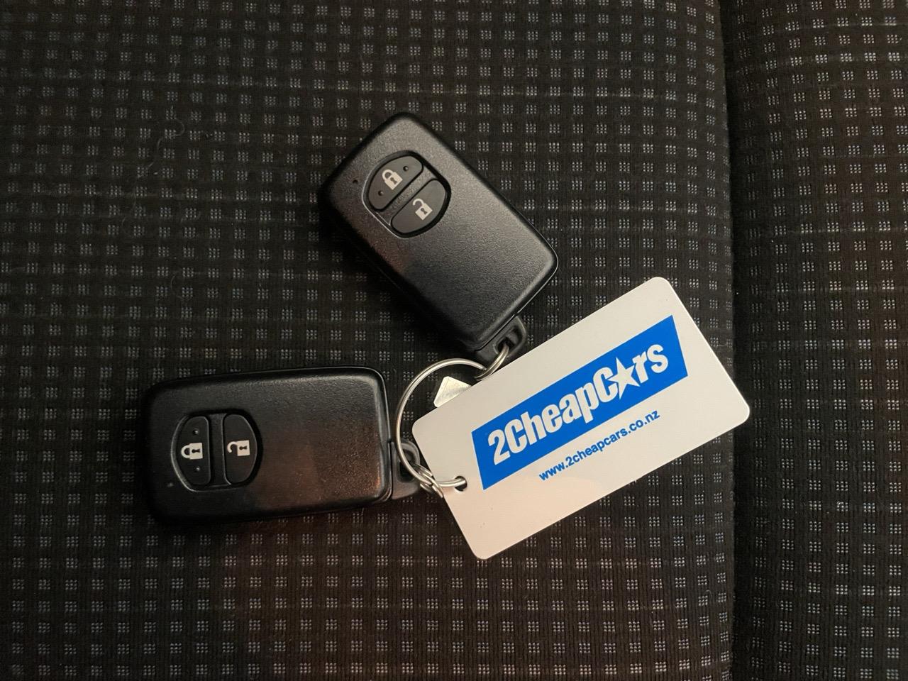 2015 Toyota Vitz Yaris F Hatchback LOW KM + REVERSING CAMERA + PUSH START