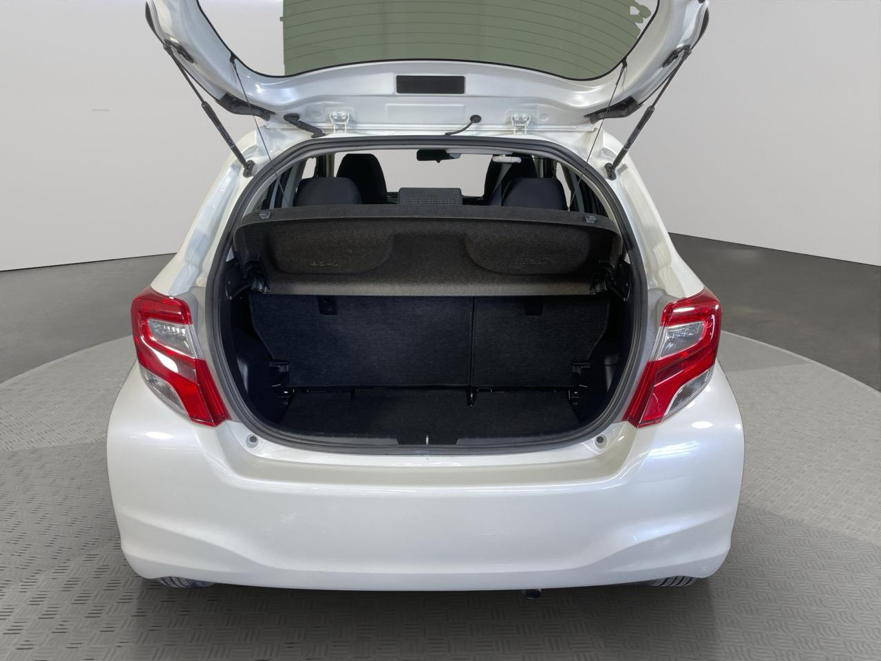 2015 Toyota Vitz Yaris F Hatchback LOW KM + REVERSING CAMERA + PUSH START