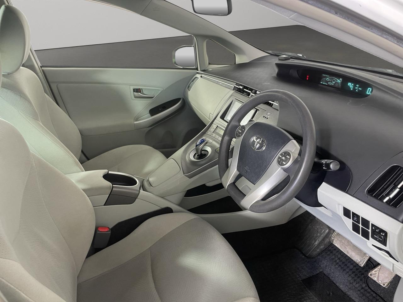 2013 Toyota Prius S Hatchback REVERSING CAMERA + AUTO LIGHTS + PUSH START