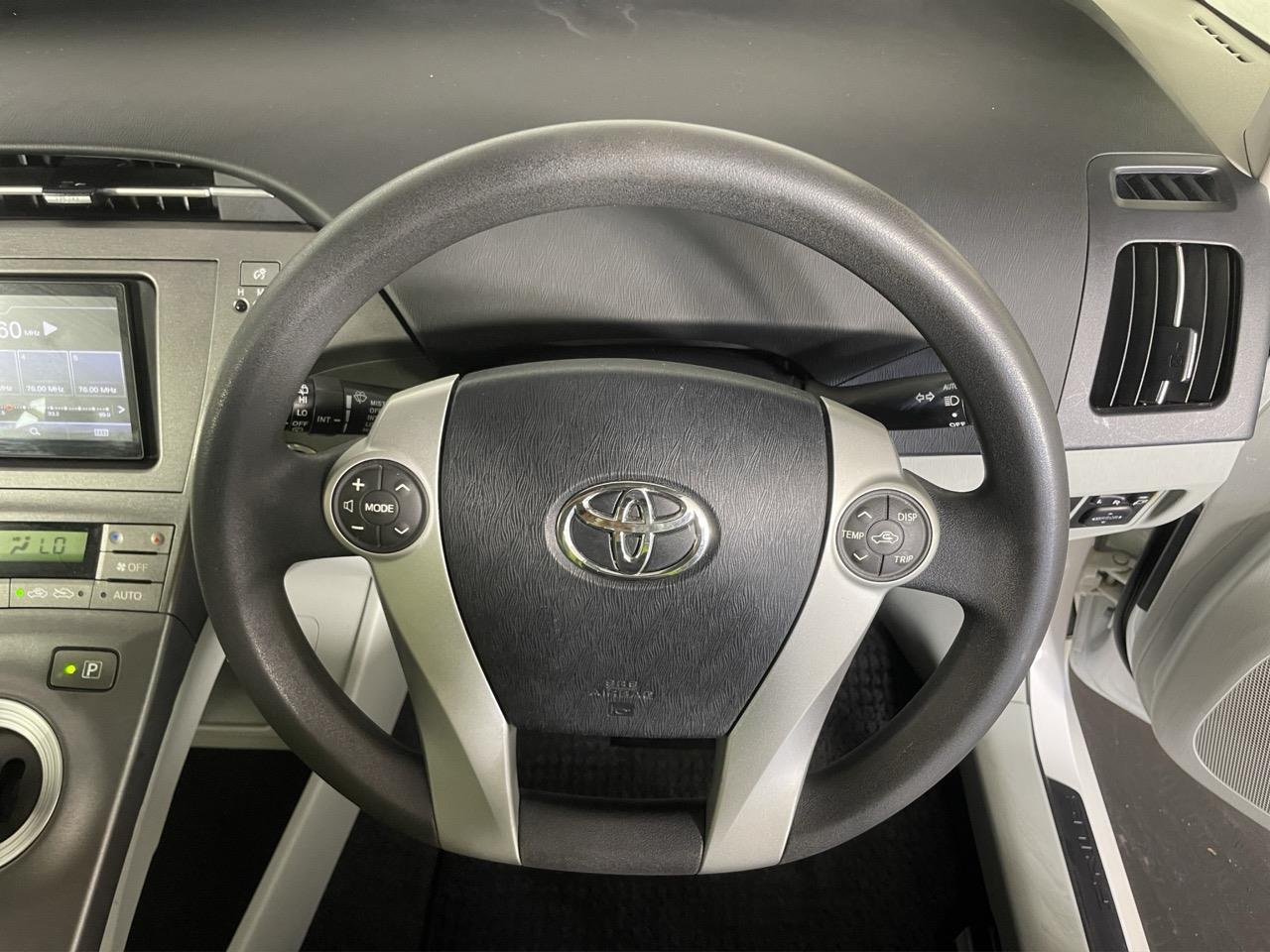 2013 Toyota Prius S Hatchback REVERSING CAMERA + AUTO LIGHTS + PUSH START