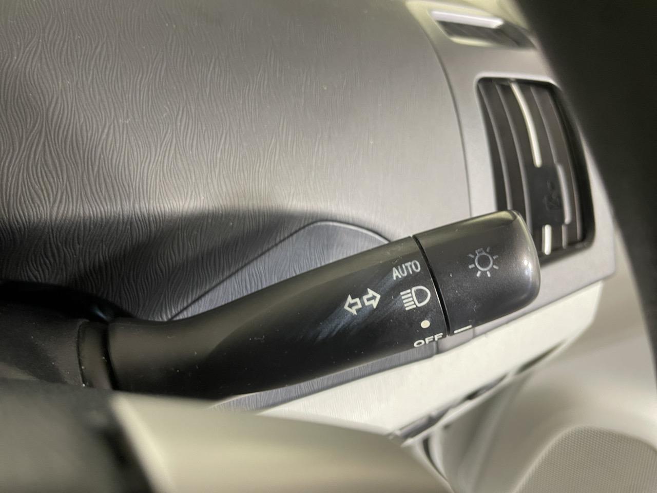 2013 Toyota Prius S Hatchback REVERSING CAMERA + AUTO LIGHTS + PUSH START