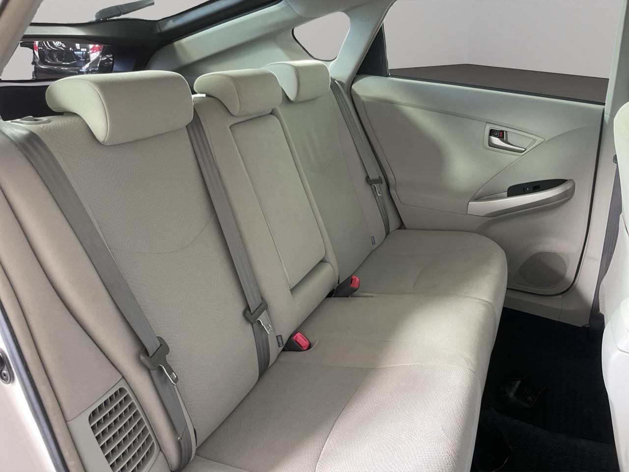 2013 Toyota Prius S Hatchback REVERSING CAMERA + AUTO LIGHTS + PUSH START