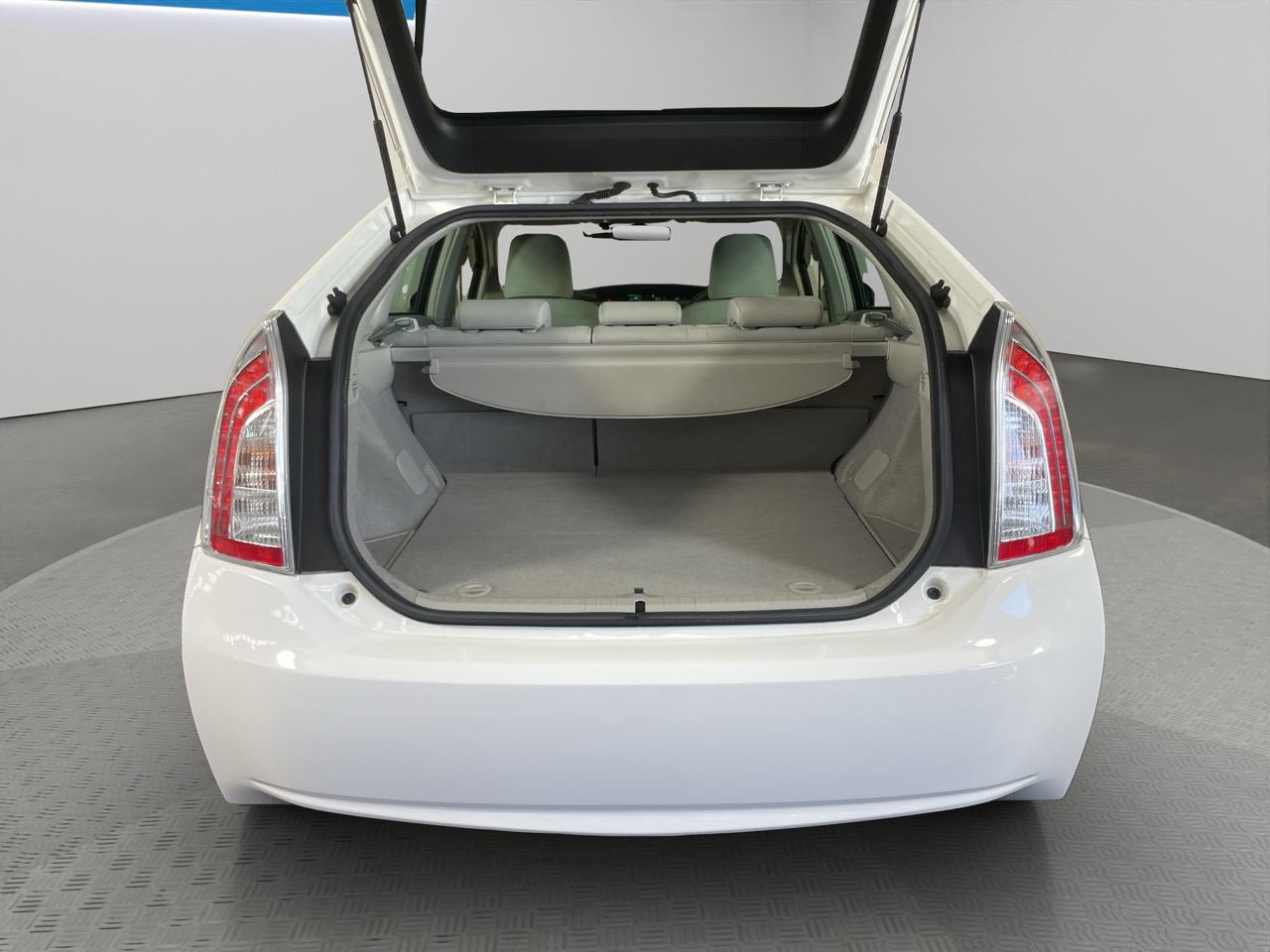 2013 Toyota Prius S Hatchback REVERSING CAMERA + AUTO LIGHTS + PUSH START