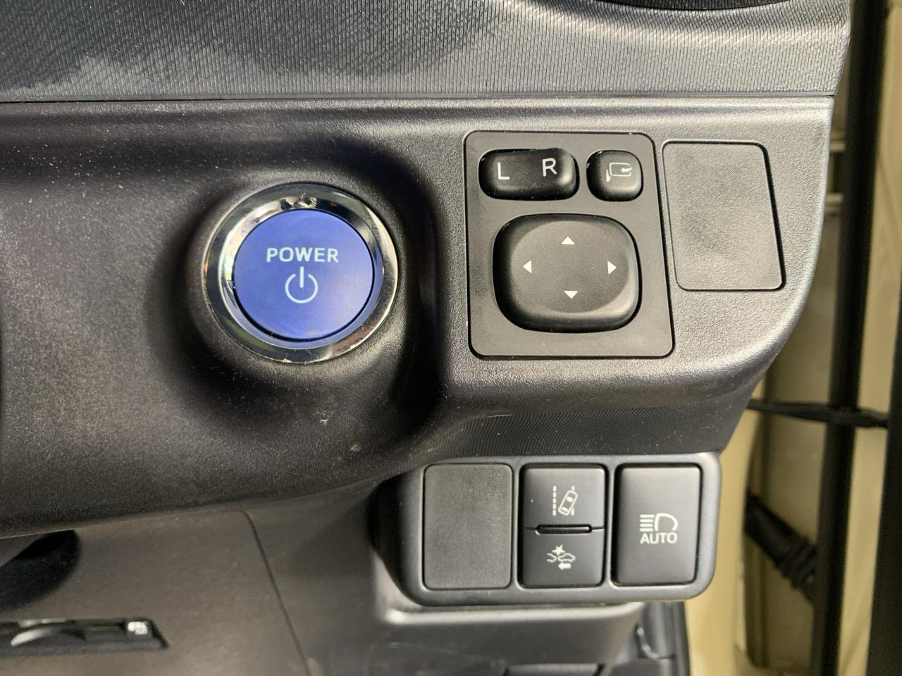 2017 Toyota Aqua Crossover Hatchback PUSH BUTTON START + AUTO LIGHTS 