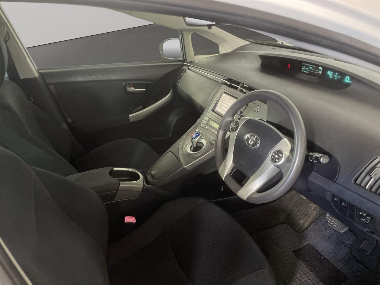 2013 Toyota Prius S Hatchback REVERSING CAMERA + AUTO LIGHTS + PUSH START