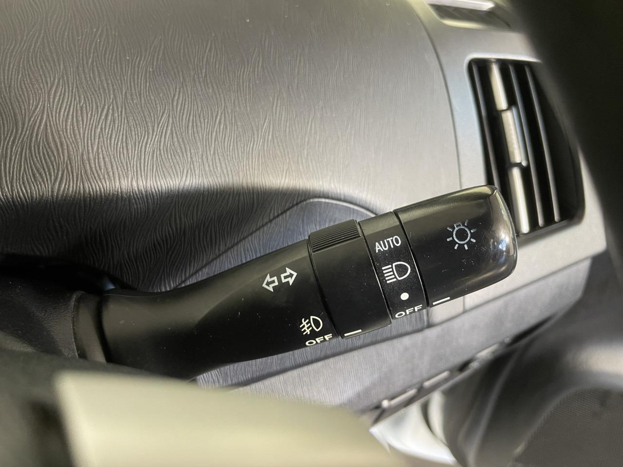 2013 Toyota Prius S Hatchback REVERSING CAMERA + AUTO LIGHTS + PUSH START