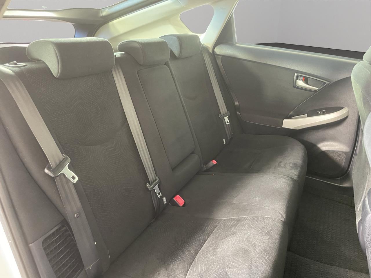 2013 Toyota Prius S Hatchback REVERSING CAMERA + AUTO LIGHTS + PUSH START