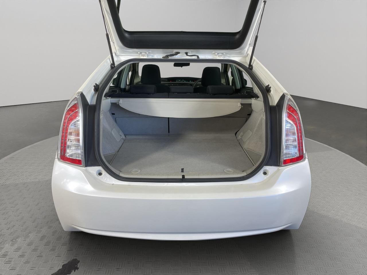 2013 Toyota Prius S Hatchback REVERSING CAMERA + AUTO LIGHTS + PUSH START