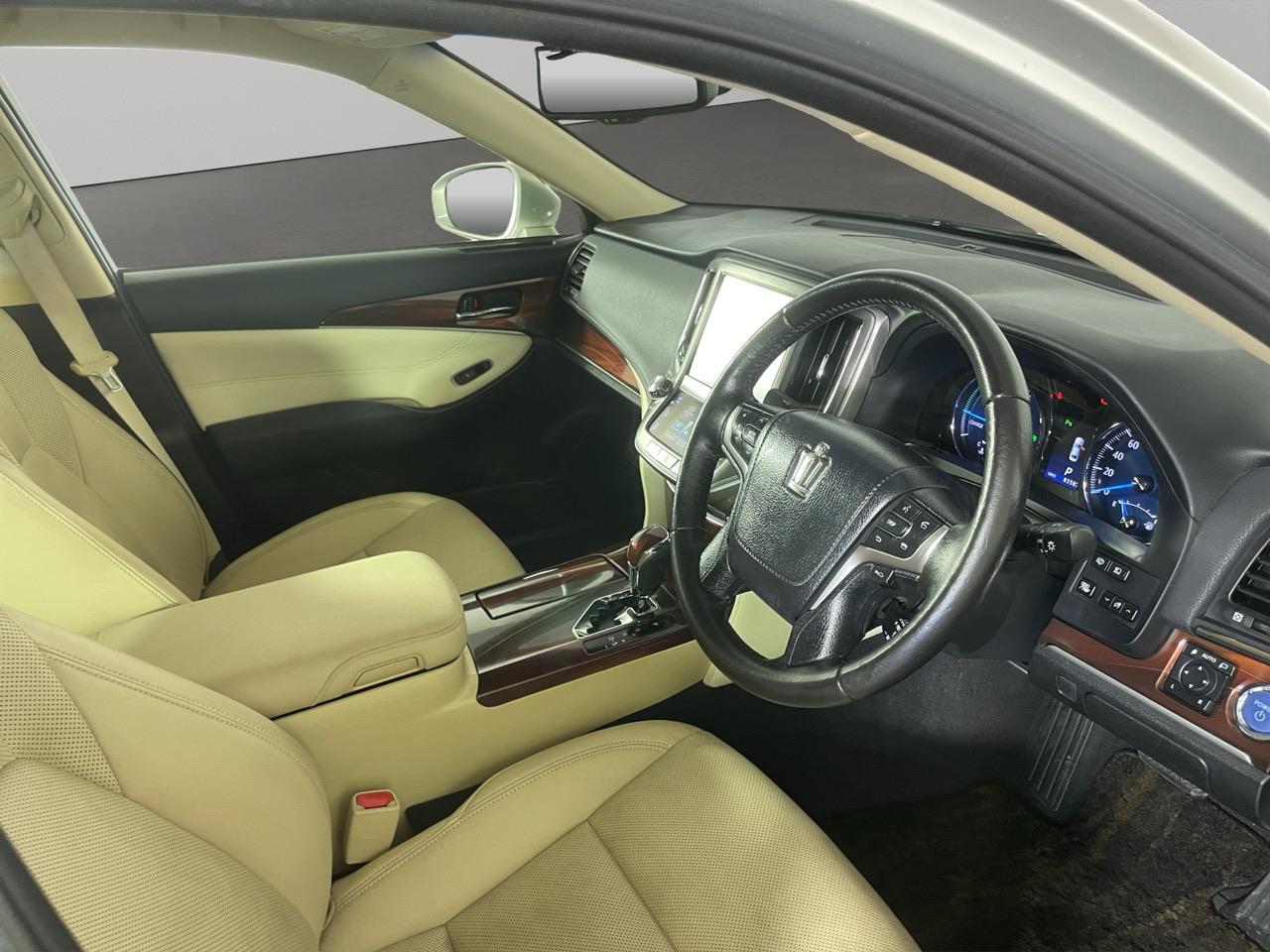 2013 Toyota Crown Hybrid Royal Saloon Sedan REVERSING CAMERA + PARKING SENSORS