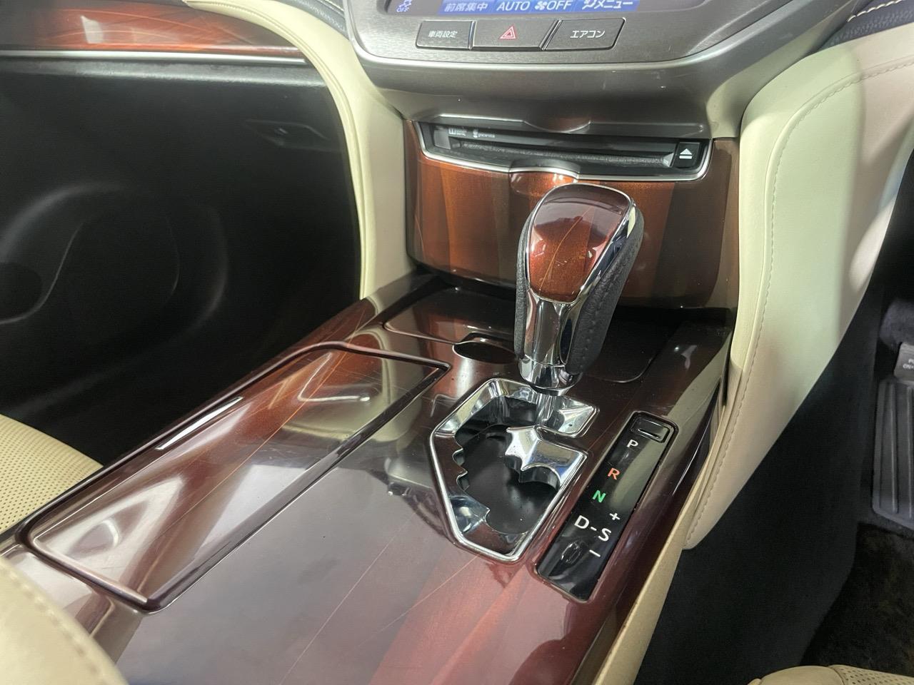 2013 Toyota Crown Hybrid Royal Saloon Sedan REVERSING CAMERA + PARKING SENSORS