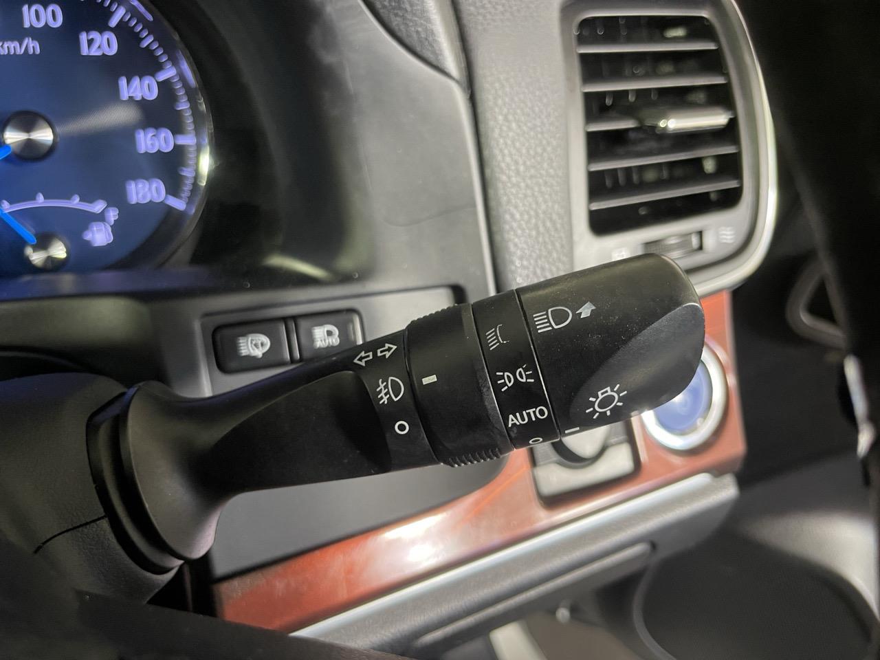 2013 Toyota Crown Hybrid Royal Saloon Sedan REVERSING CAMERA + PARKING SENSORS