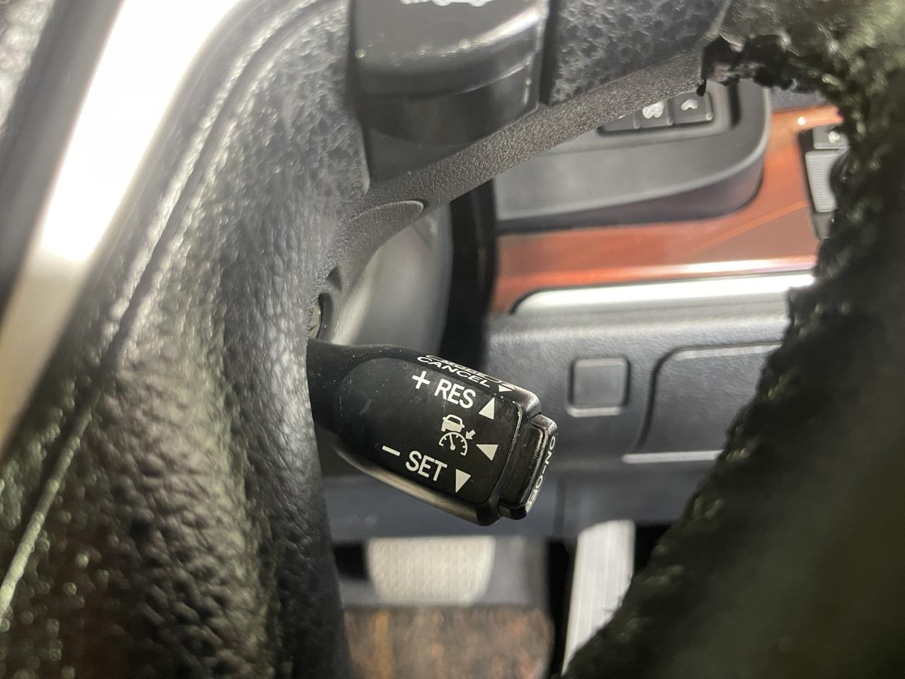 2013 Toyota Crown Hybrid Royal Saloon Sedan REVERSING CAMERA + PARKING SENSORS