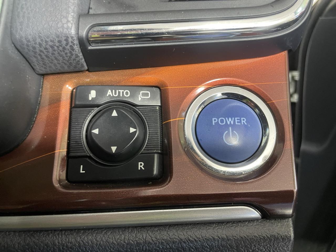 2013 Toyota Crown Hybrid Royal Saloon Sedan REVERSING CAMERA + PARKING SENSORS