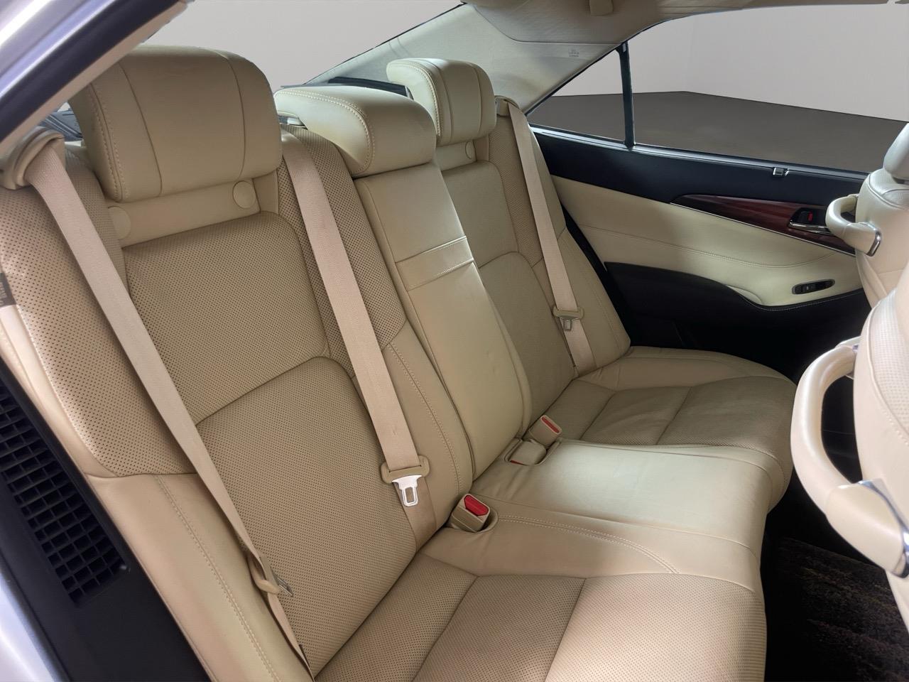 2013 Toyota Crown Hybrid Royal Saloon Sedan REVERSING CAMERA + PARKING SENSORS