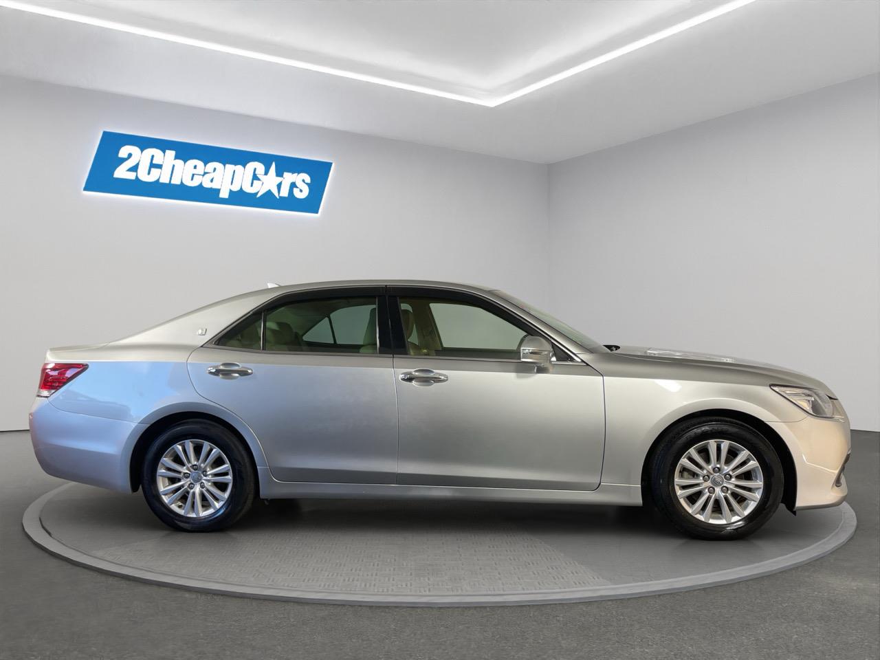 2013 Toyota Crown Hybrid Royal Saloon Sedan REVERSING CAMERA + PARKING SENSORS