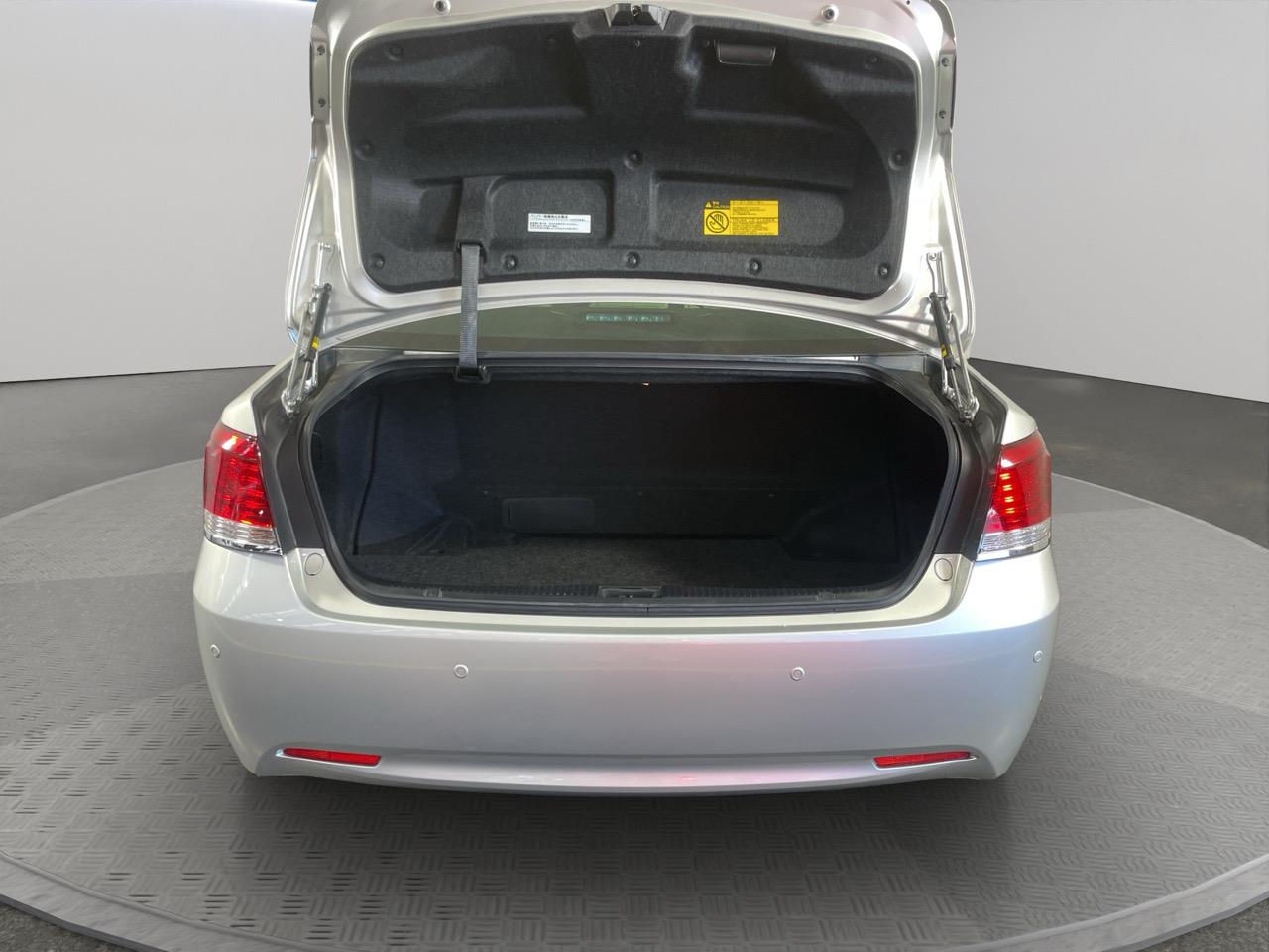 2013 Toyota Crown Hybrid Royal Saloon Sedan REVERSING CAMERA + PARKING SENSORS