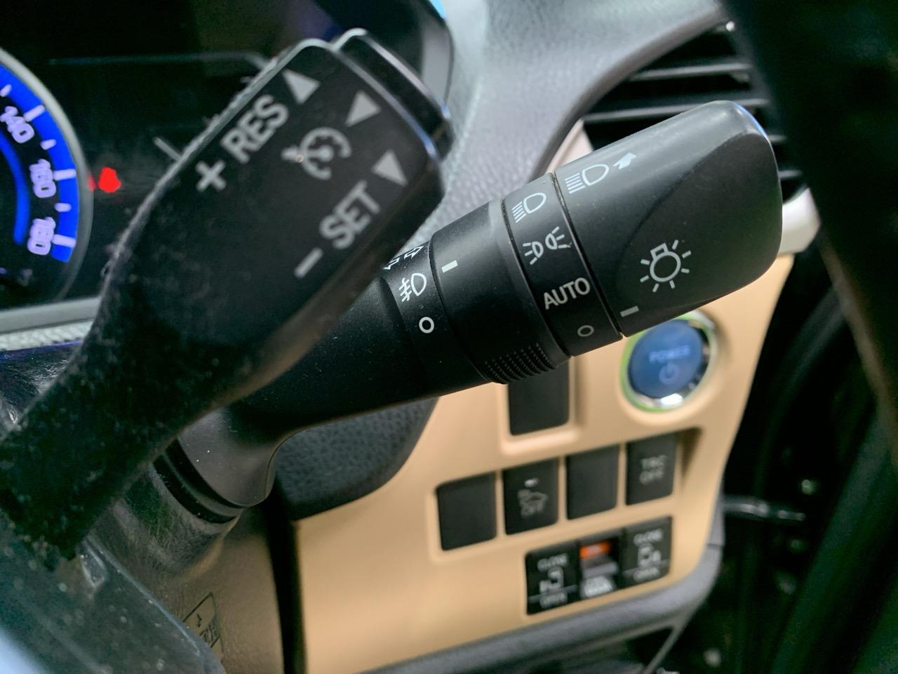 2015 Toyota Noah Hybrid G People Mover CRUISE CONTROL + POWER SLIDING DOORS  