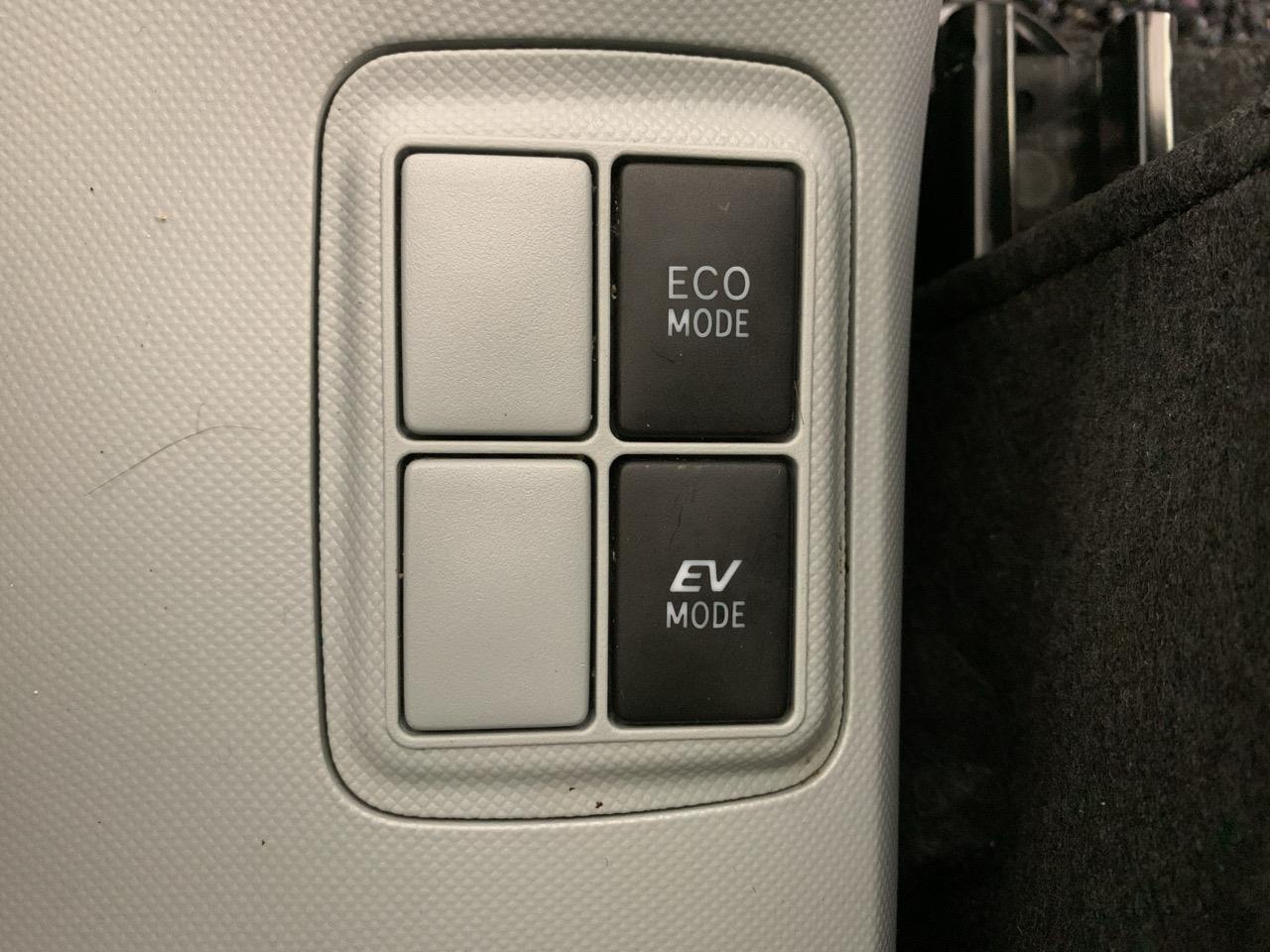 2014 Toyota Aqua S Smart Entry Package Hatchback REVERSING CAMERA + PUSH BUTTON START + AUTO LIGHTS