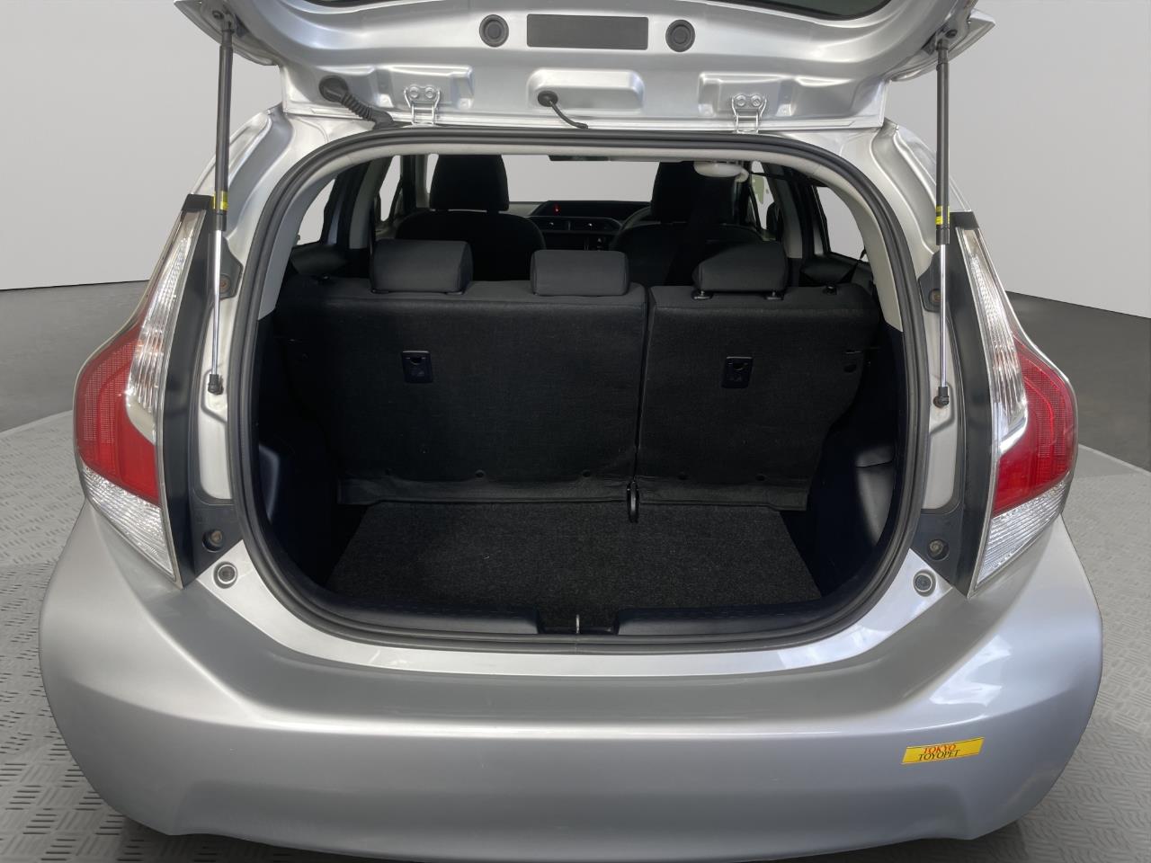 2015 Toyota Aqua Facelift Model G Hatchback REVERSING CAMERA + PUSH BUTTON START + AUTO LIGHTS