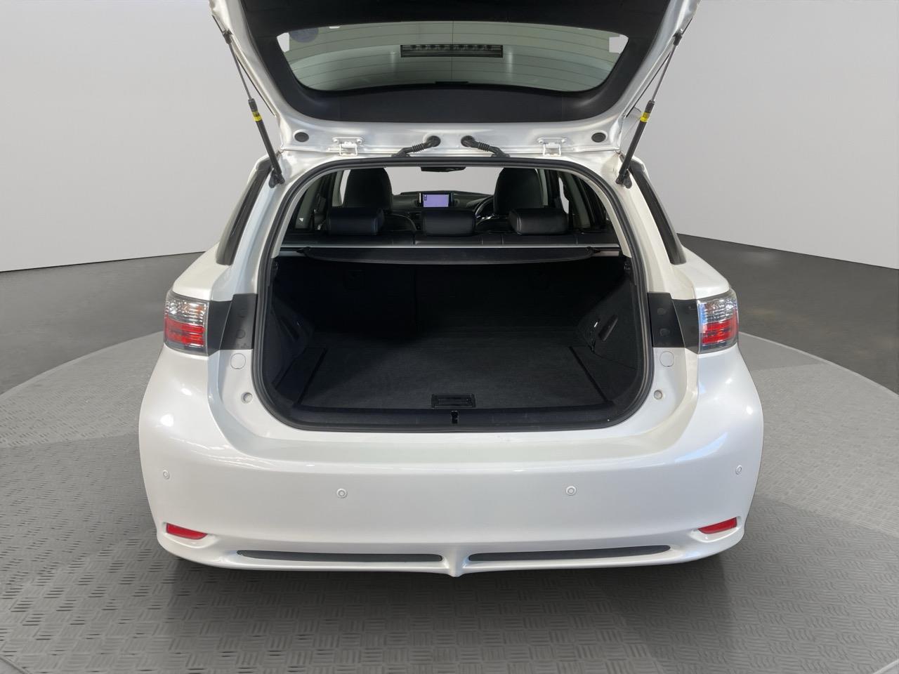 2012 Lexus CT200h Version L Hatchback HEATED SEATS + REVERSING CAMERA + PUSH START