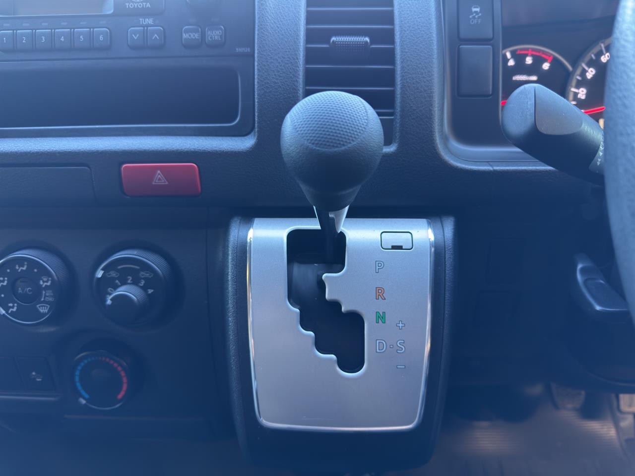 2018 Toyota HIACE Regius Diesel Van SMARY KEYS + LARGE SPACE