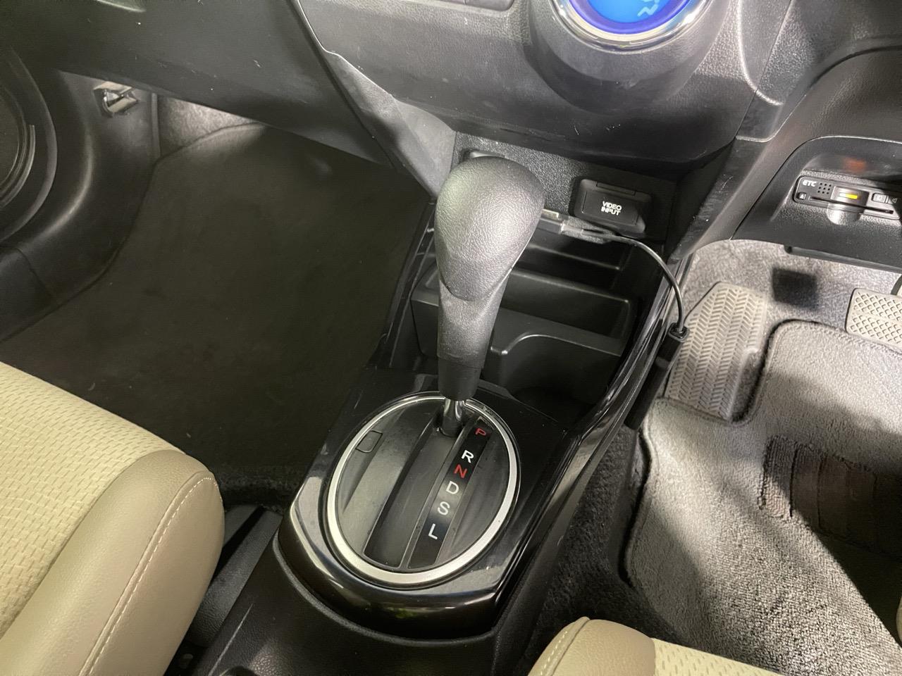 2012 Honda Fit SHUTTLE HYBRID Station Wagon REVERSING CAMERA + AUTO LIGHTS + GREAT SPACE