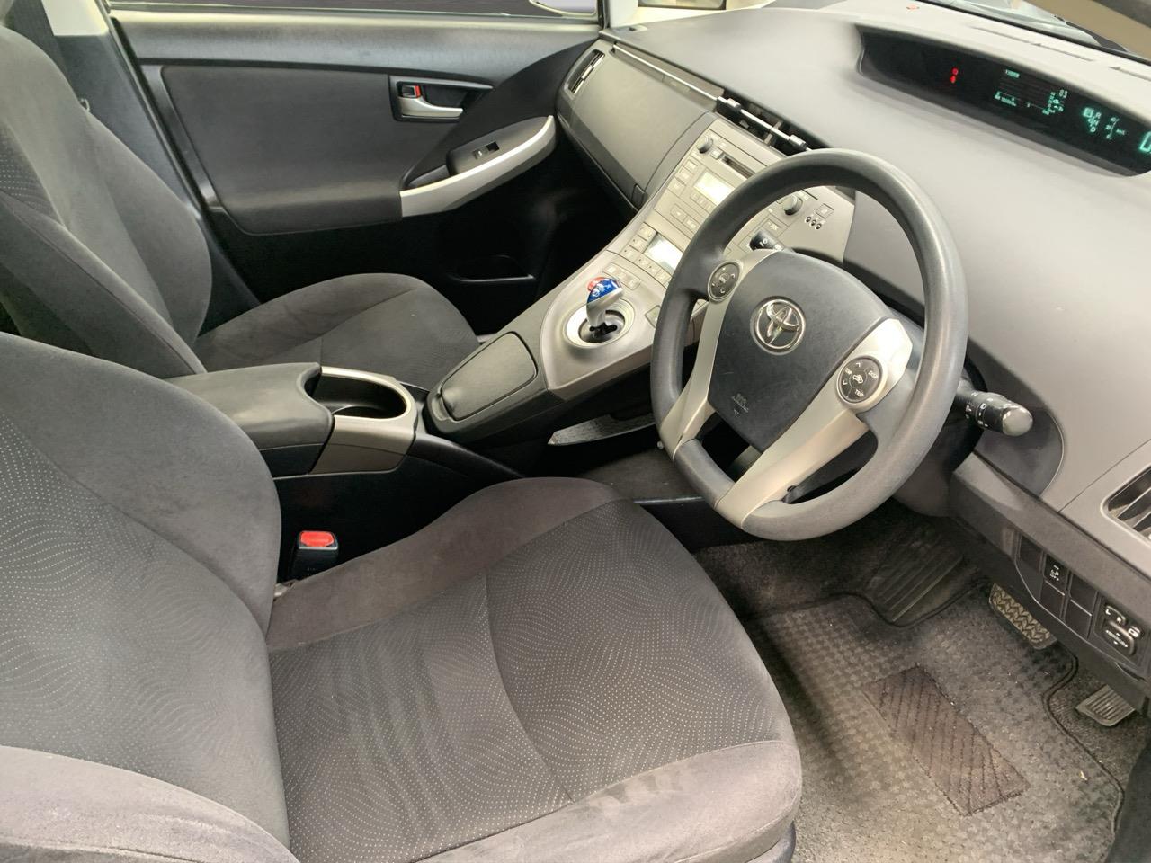 2015 Toyota Prius S Hatchback PUSH BUTTON START + AUTO LIGHTS