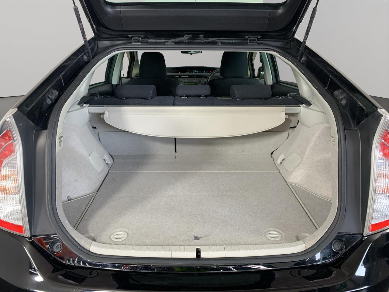 2015 Toyota Prius S Hatchback PUSH BUTTON START + AUTO LIGHTS