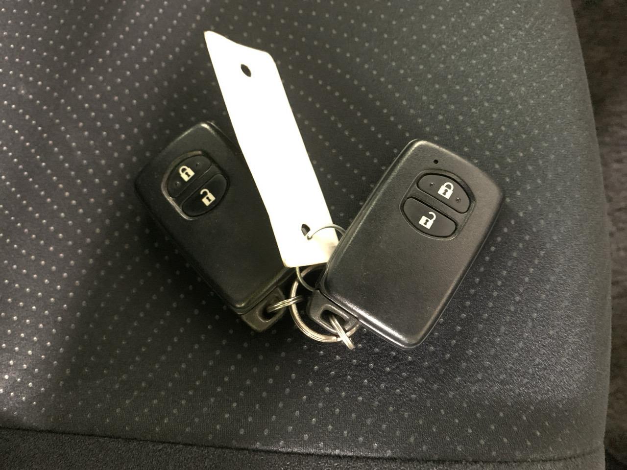 2013 Toyota Prius S Hatchback PUSH BUTTON START + AUTO LIGHTS + REVERSING CAMERA