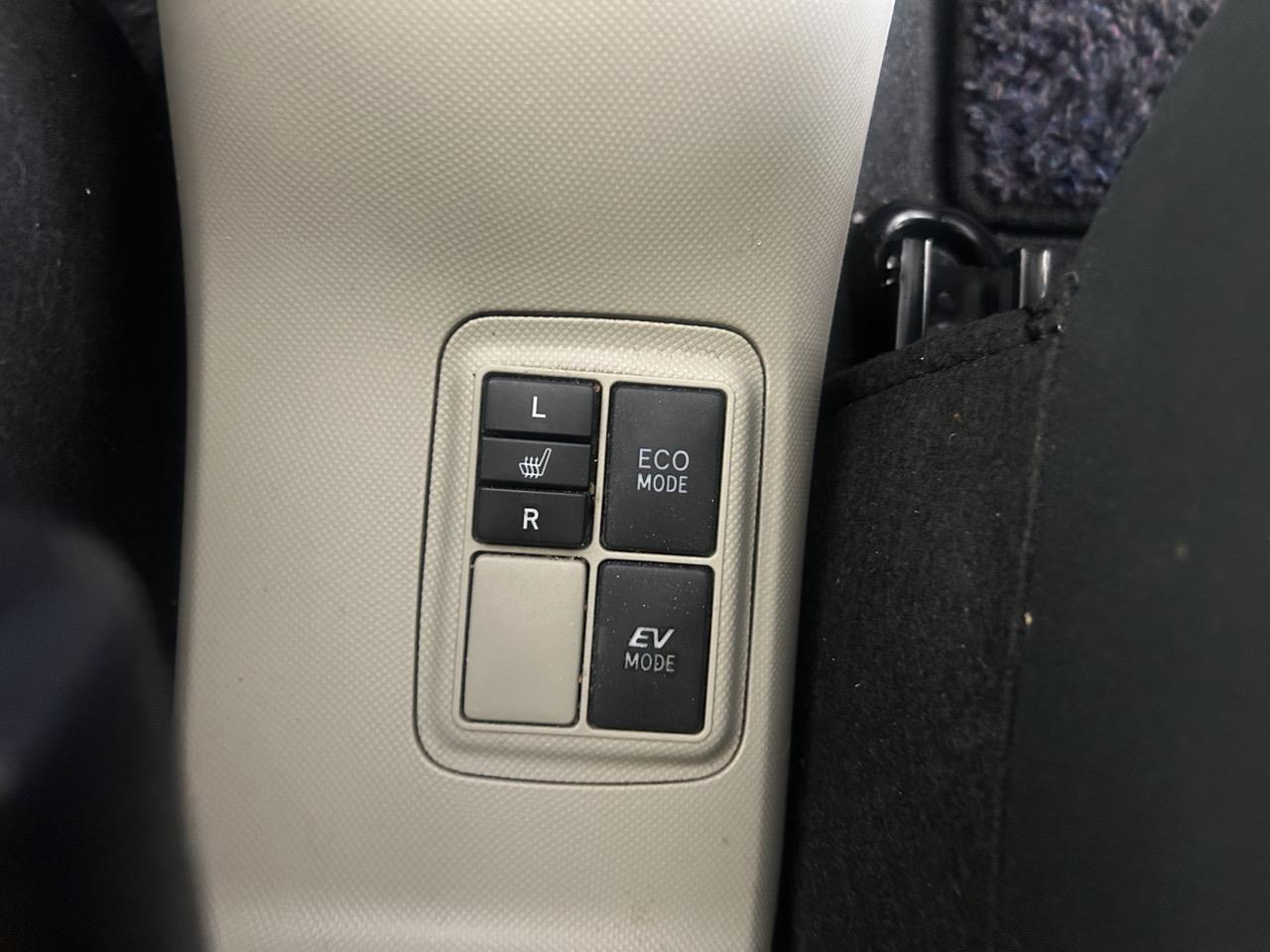 2014 Toyota Aqua G  HEATED SEATS + AUTO LIGHTS + REVERSING CAMERA