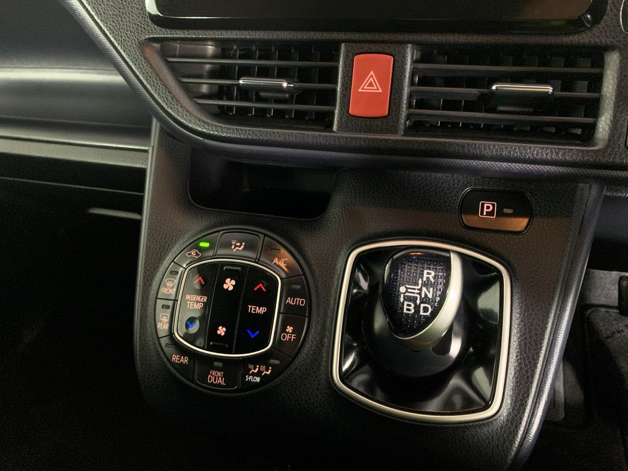 2014 Toyota Noah Hybrid X People Mover REVERSING CAMERA + POWER SLIDING DOOR